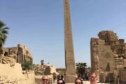 Tagesausflug Nach Luxor , die toursiten an der oblisk von tutmusis