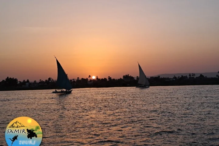 sonnenuntergang in luxor und segelbooten