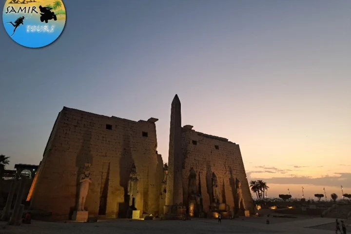mit sonnenuntergang luxor tempel am eingang