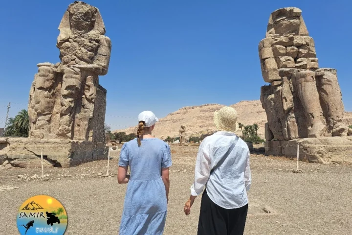 memnonklosse in luxor und zwei frauen gucken nach die klosse