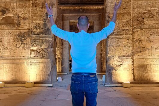 dendera tempel ausflug innen im hator tempel